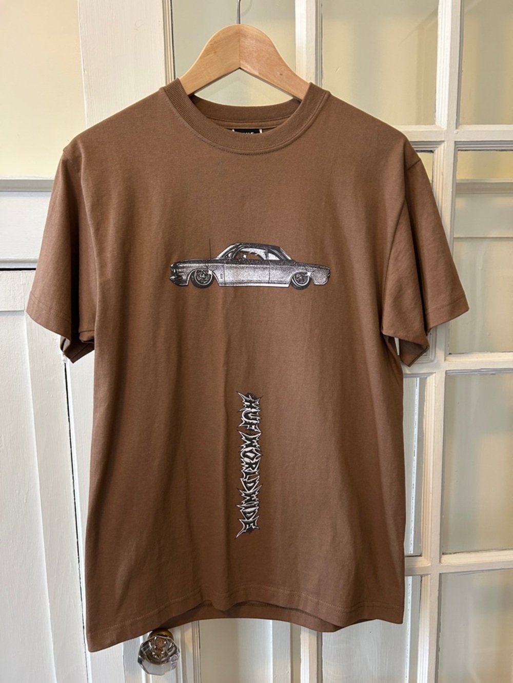 HUF Men's Brown Graphic Tee with Classic Car Print - Picture 2 of 5